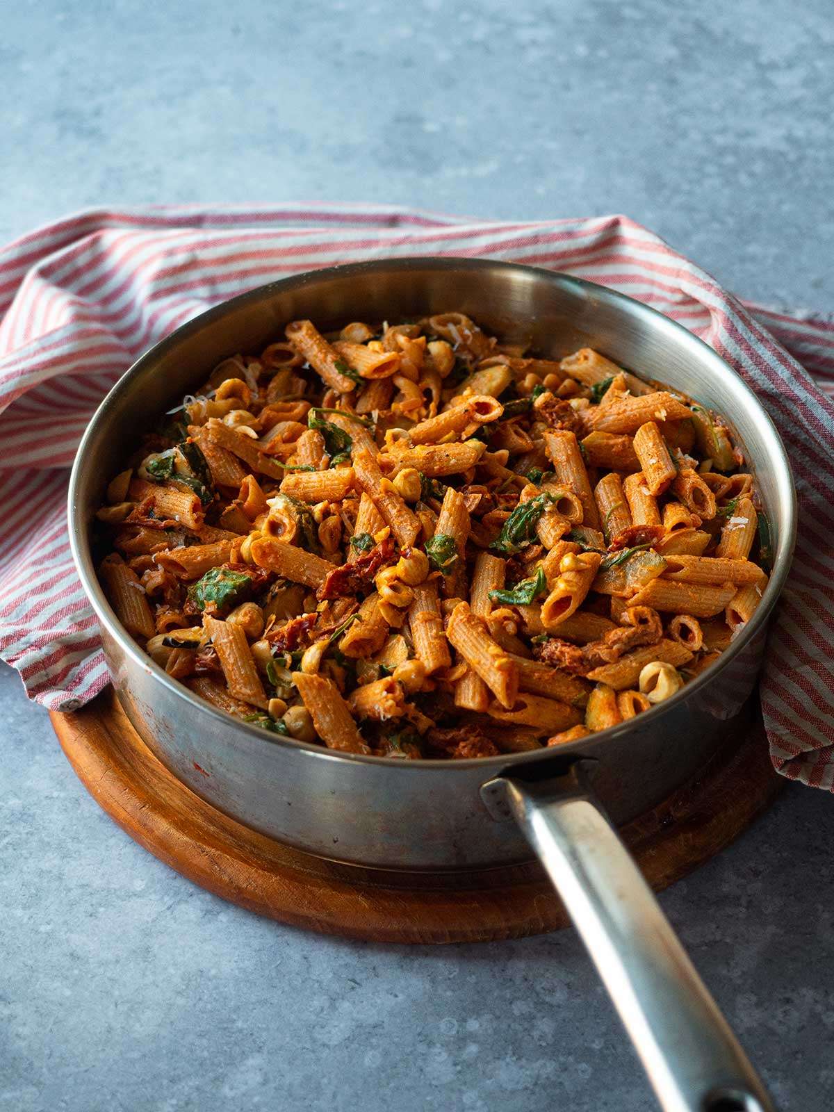 creamy-tomato-pasta-with-hazelnuts